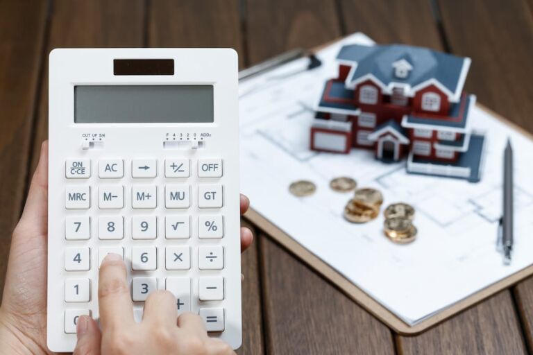 persona calculando el impuesto de plusvalía de un inmueble